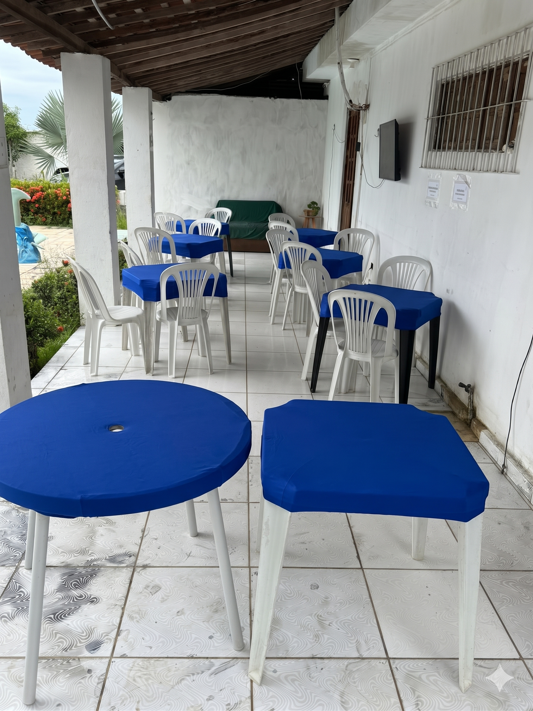 Área de convivência e refeitório com mesas e cadeiras em comunidade terapêutica