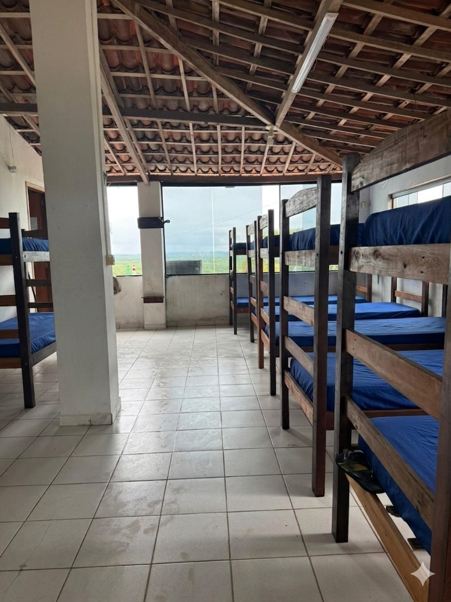 Visão interna de dormitório coletivo com beliches em instituição de acolhimento