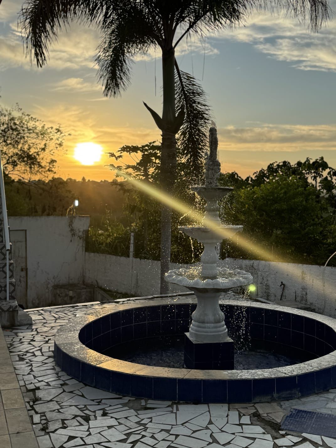 Fonte em área externa de instituição terapêutica ao pôr do sol